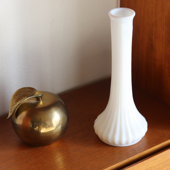 Vintage Hoosier Glass Co Milk Glass Bud Vase 4096 - Picture 2 of 5